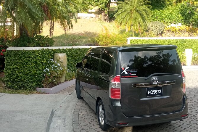 St. Lucia Private Airport Transfers from UVF (GROUPS of 4) - Vehicle comfort for four people and luggage