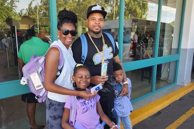 St. Lucia UVF Airport Transfers - Roundtrip with Free Souvenirs - Free Souvenirs Before You Fly